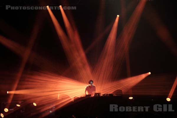 FOUR TET - 2014-06-05 - PARIS - Espace Charlie Parker - Grande Halle - 